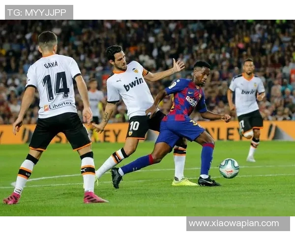 足球比赛中场上有多少人参与以及替补席的球员数量分析